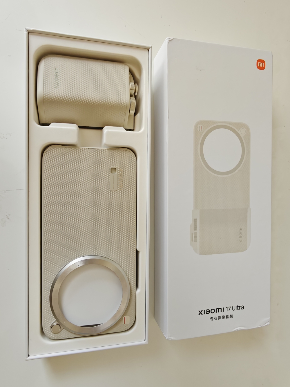 Xiaomi 17 Ultra beige photography kit